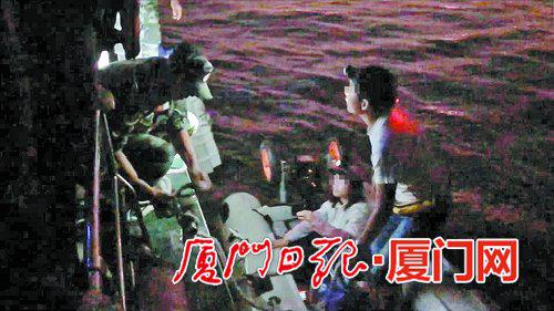 海警救起被困情侣。