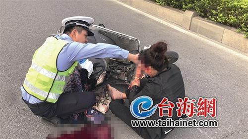 ▲交警正在用纸巾给伤者止血