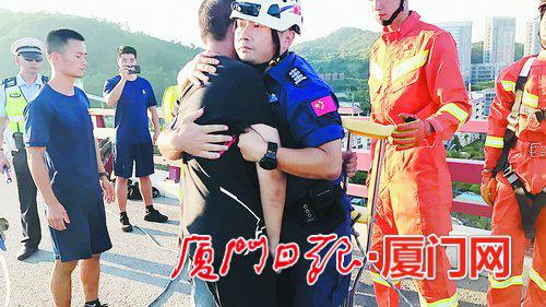 ▲王刚将男子救回桥面后,紧紧抱住了他。(曙光救援队 供图)