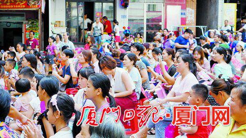 “闽南曲艺说唱新思想斗阵行”宣传活动现场座无虚席。