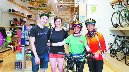 梦飞(右二)、群雁行与美国女孩凯瑟琳、修车店小伙子