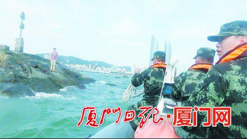 海警乘快艇赶到事发海域营救被困礁石的游客。