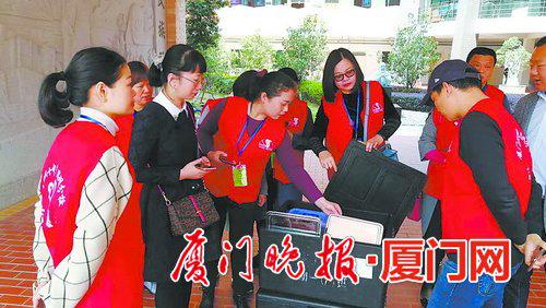 双十中学思明分校家长积极参与,保障学生用餐安全。
