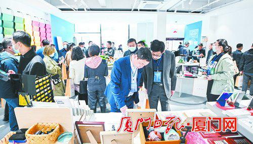 ▲嘉宾和企业家走进联发东南天地。