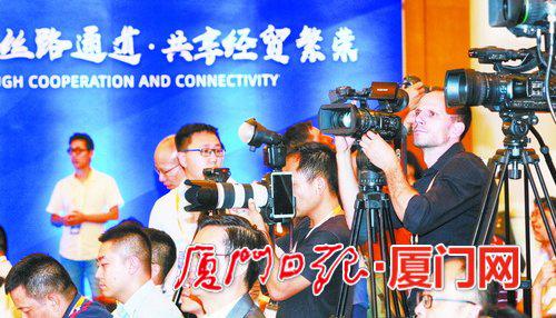 中外记者聚焦首届丝路海运国际合作论坛。(厦门日报社全媒体记者 郑晓东 摄)