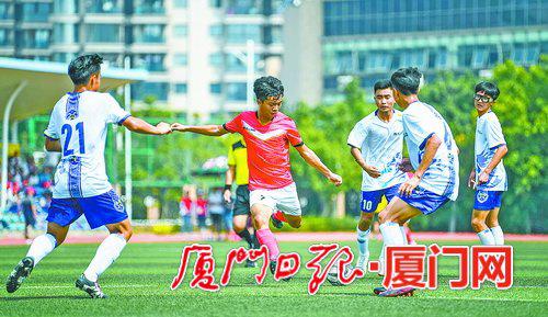 2018年,厦门举办校园足球“小世界杯?#20445;?#21414;门二中获得冠军。
