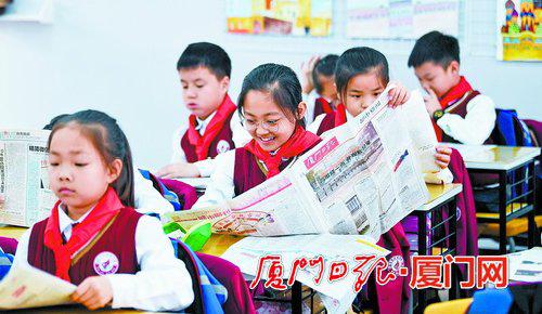湖里区学校党史学习教育计划将深入该区11万中小学师生当中。图为学生们在学校阅读党报。(资料图/本报记者 林铭鸿 摄)