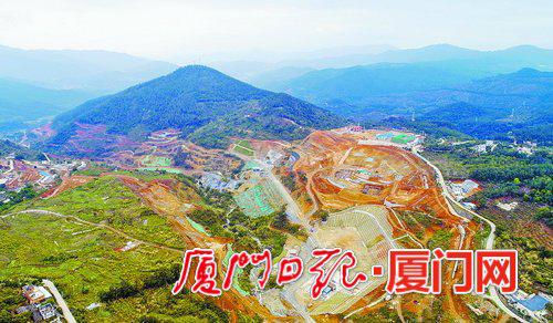 图为厦门抽水蓄能电站施工现场。(本报记者 张奇辉 ?#33050;?#22120;摄)