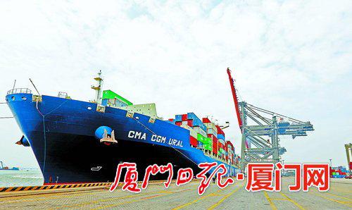 我市外贸经济持续向好。图为繁忙的远海码头。(本报记者 何炳进 摄)
