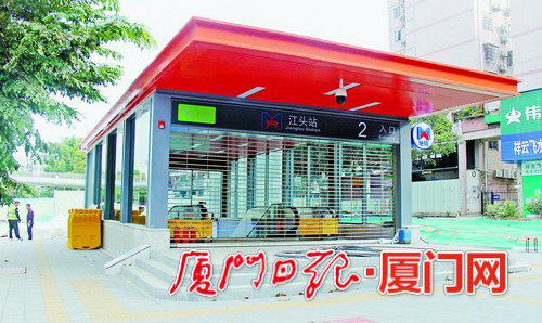 地铁2号线江头站2号出入口周边人行道基本铺设完成。