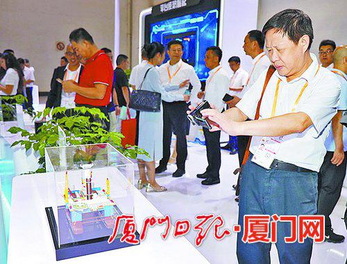 深水钻井平台展品引客商关注。