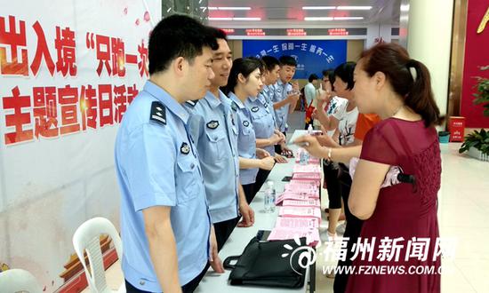 民警接受市民的咨询。