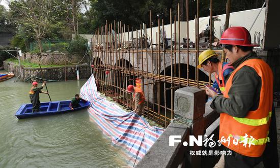工人在白马河湖?#26041;?#27700;闸围堰作业。