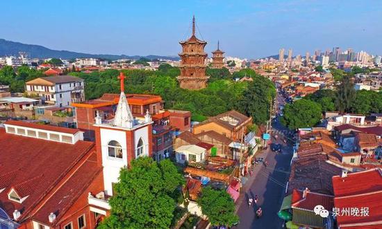 多元文化城市,西街基督教堂和开元寺和谐相处。(陈英杰 摄)
