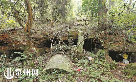 坟茔依嵌在山坡,有被破坏的痕迹。