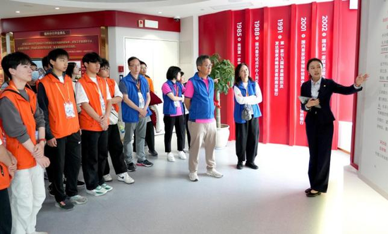 香港“高铁青年号”青年团参观厦门国际银行主题展厅
