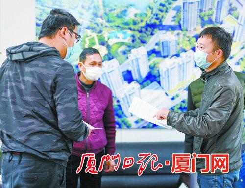 湖里区建设局企业特派员(右一)为企业讲解内容,收集问题。