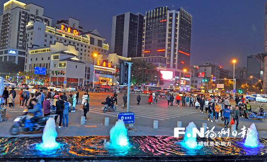 春节假期,东街口商圈人气旺。记者郑帅 摄