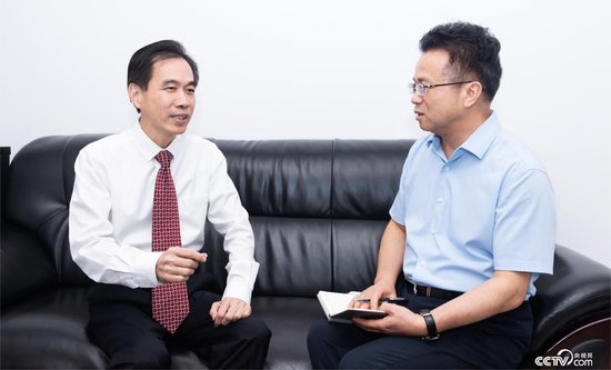 福建港口集团董事长陈志平与央视网福建频道总编辑钟岷源畅谈“丝路海运”及“对台优势”对福建港口发展前景所产生的积极影响。郑育红 摄