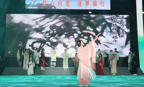 △ 高中学子华丽走秀,身着传统服饰,展现中华五千年服饰之美。