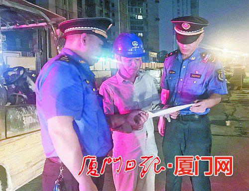 执法人员向工地施工方重申限噪措施。
