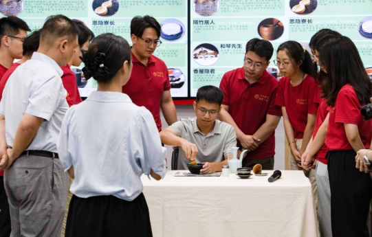 中国人民大学博士生服务团成员观摩学习点茶