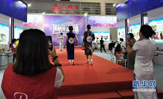 第十七届“6·18”巾帼馆在福州海峡国际会展中心8号馆亮相。新华网 刘丰 摄