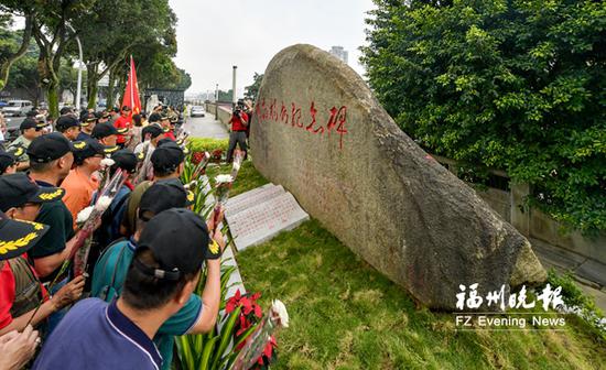 解放福州纪念碑落地仓前公园。