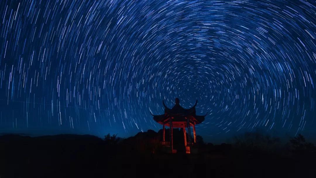 夜幕下的星轨 | 郑献兴 摄