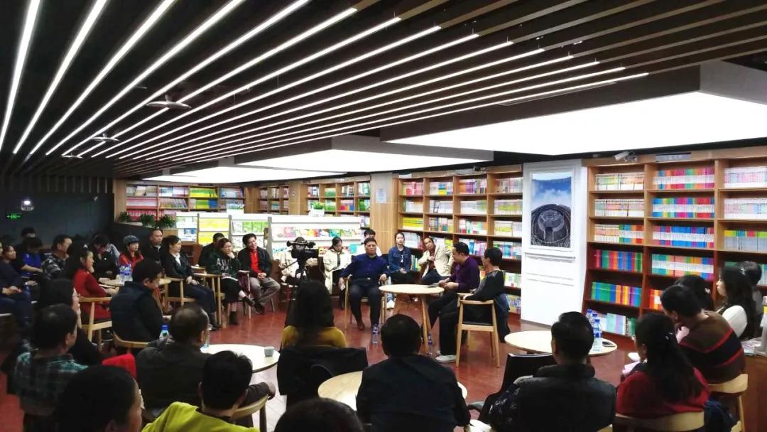 新华城市书吧里的读书交流会|连灼森 摄