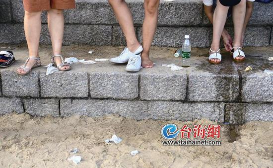 ▲擦完脚后,留下一地纸巾