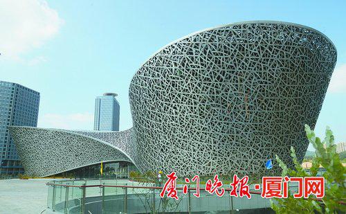 这栋钢结构建筑充满设计感。刘东华 摄