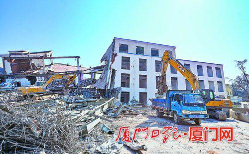 ▲湖里区决心在今年6月30日前完成湖里东部旧村整村改造签约和拆除工作。图为拆迁现场。
