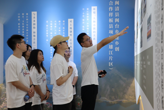 中国人民大学博士生服务团在雄江县雄江镇了解闽台合作发展模式