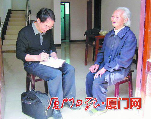 记者2010年采访高仙秀老人。(资料图)