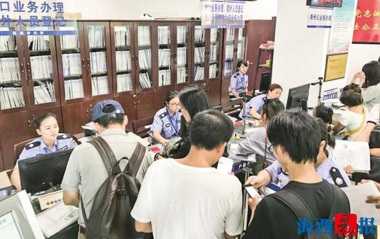 市民正在嘉莲派出所户籍窗口办理落户业务。