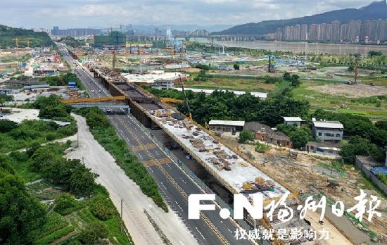 施工中的福泉高速公路连接线拓宽改造升级工程B段桥梁。(无人机拍摄)