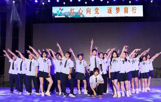 △ 高中学子激情演绎,舞蹈串烧元气满满,释放青春无限能量。