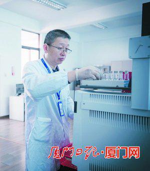 林青川在做实验。(本报记者林铭鸿摄)