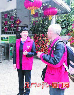 吴晓丽热情服务游客。(本报记者黄雪燕摄)