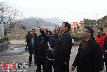 黄莼在驻村干部陪同下察看村里的党建阵地与文化设施建设。魏兴福摄