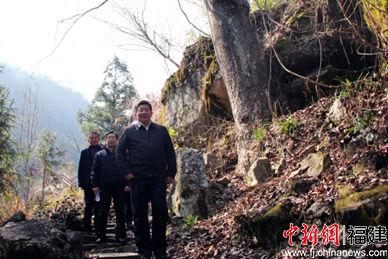 重走连心路。魏兴福摄