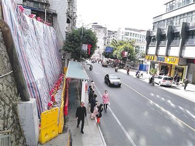 南平市区一道路护坡出现崩塌 公交站点停用三