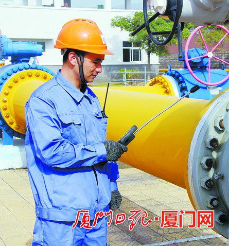 江小金在巡检燃气设备。(本报记者吴海奎摄)