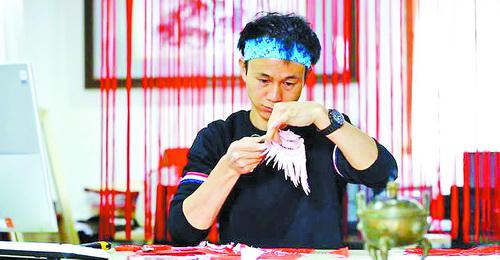 以乐将剪纸艺术视为人生最重要的部分。(受访者供图)