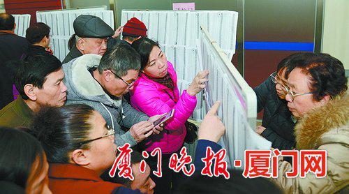 ■市民在摇号结果表格中寻找自己的名字。