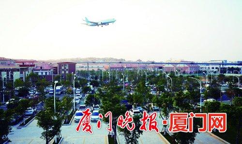 -位于湖里殿前的地面公共停车场。