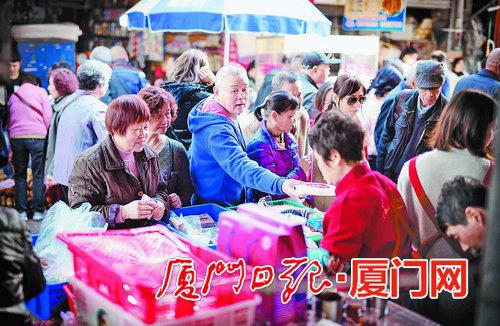市民在八市的黄则和摊位上购买年糕。(本报记者林铭鸿摄)