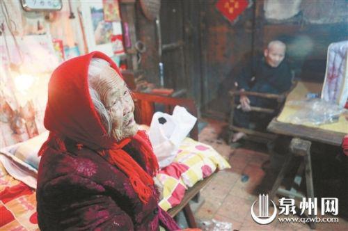 ­　　六十九年前，儿子患上小儿麻痹症瘫痪了，吴霞娟老人不离不弃。