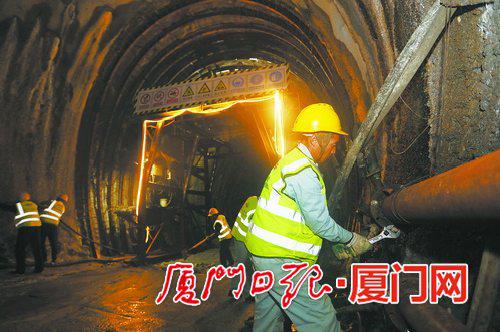 春节假期,海沧隧道建设者依然忙碌在施工现场。(本报记者张奇辉摄)